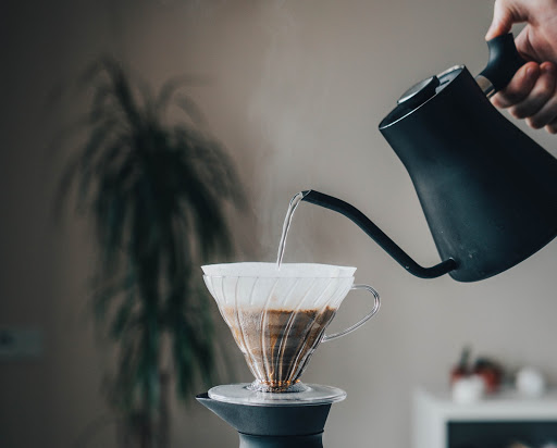手沖咖啡壺怎麼選？各類壺型注水技巧與入門建議