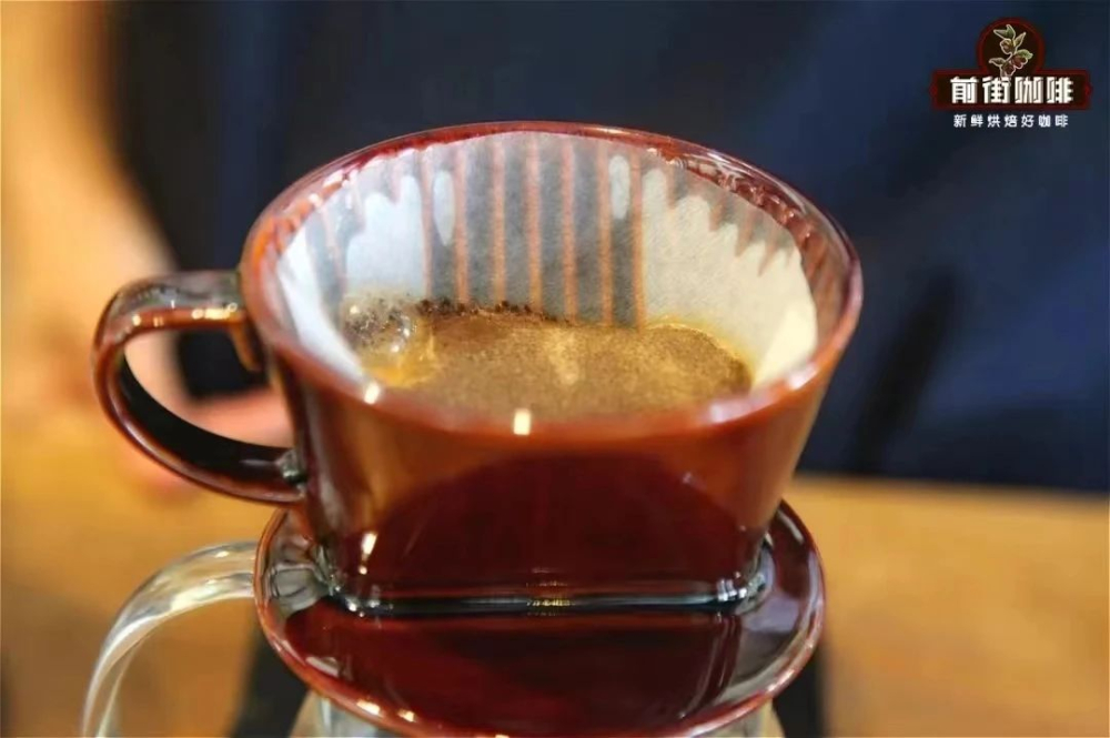 蛋糕濾杯手沖入門指南：平底設計的萃取特性與實戰技巧