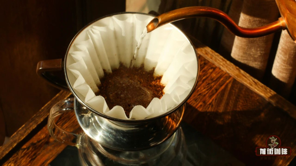 Hario V60與Kalita Wave怎麼選?手沖濾杯設計與萃取差異全解析