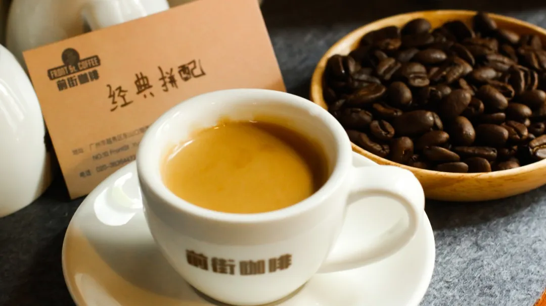 如何做出一杯理想的冰拿鐵？濃縮、牛奶與冰塊配比及操作要點解析