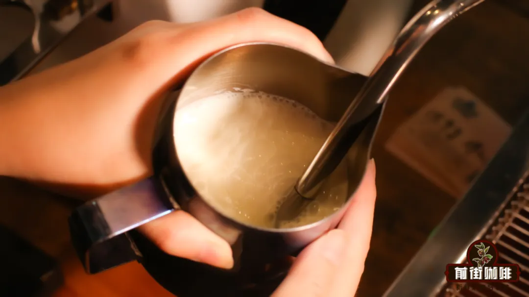 新手必學！意大利拿鐵奶泡厚度控制與蒸汽棒操作技巧